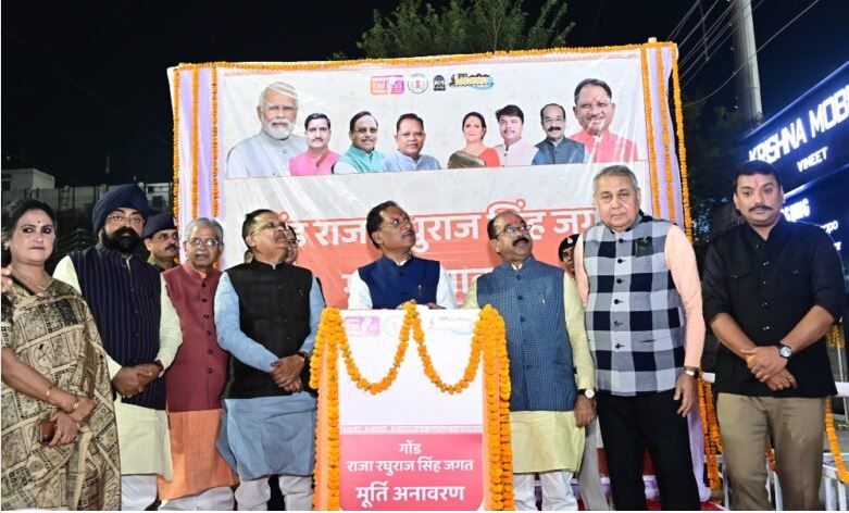 मुख्यमंत्री ने स्टेडियम में किया राजा रघुराज सिंह की प्रतिमा का अनावरण