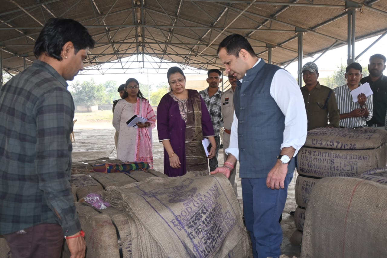  सचिव सिद्धार्थ कोमल परदेशी ने किया धान खरीदी केंद्रों का औचक निरीक्षण