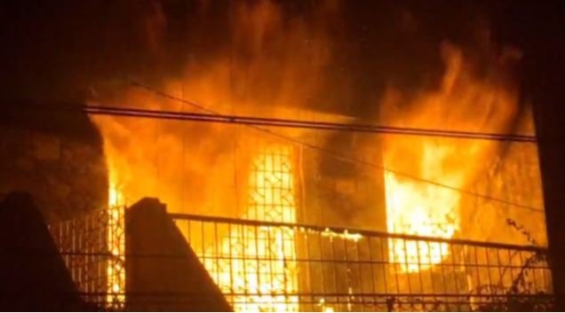 मकान में लगी भीषण आग, घर में मौजूद लोगों ने बाहर निकलकर बचाई जान