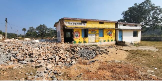 नेशनल हाइवे वालों ने गौरेला के बनझोरका गांव के प्राइमरी स्कूल तोड़ा, बच्चों की पढ़ाई अब खुले बरामदे में