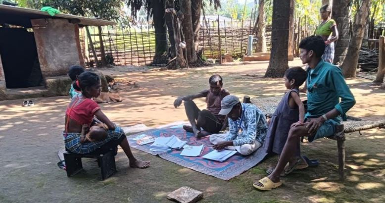 नारायणपुर में विशेष गहन पुनरीक्षण ने पकड़ी रफ्तार, जंगल-पहाड़ों के रास्तों से मतदाताओं तक पहुंच रही टीम