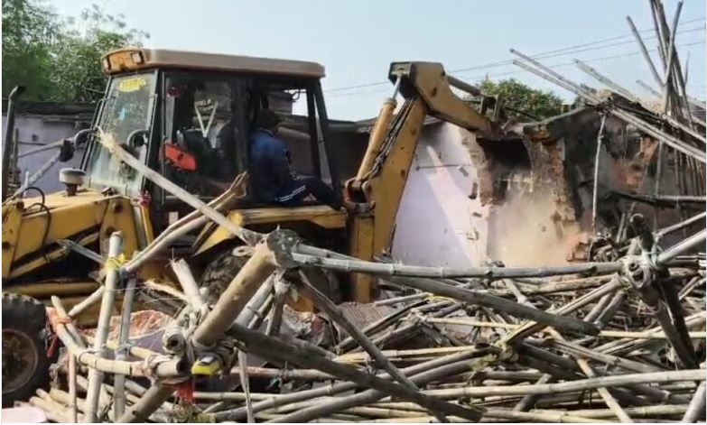 शूटर के अवैध निर्माण पर चला निगम का बुलडोजर&hellip;.