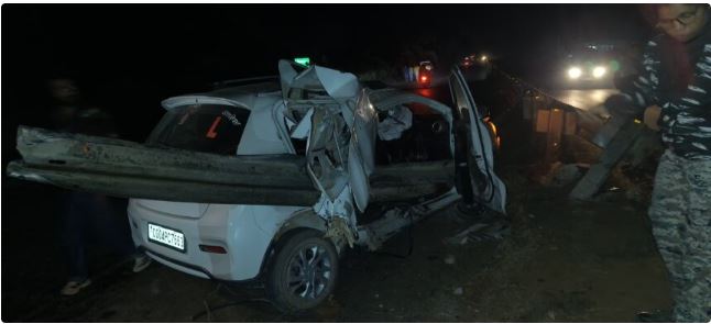 कांकेर ब्रेकिंग: NH-30 पर बड़ा सड़क हादसा, अनियंत्रित कार डिवाइडर से टकराई&mdash;3 युवक घायल, एक की हालत गंभीर