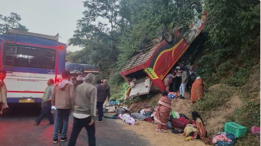 छत्तीसगढ़-आंध्रप्रदेश सीमा पर दर्दनाक हादसा : बस के खाई में गिरने से 8 यात्रियों की मौत, अनेक घायल&hellip;