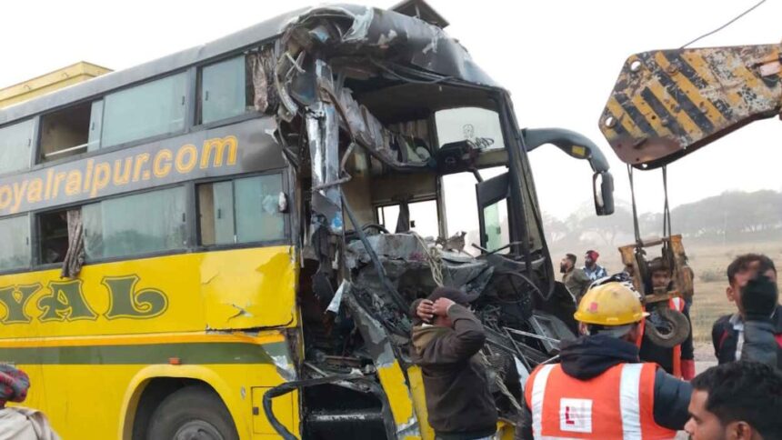 रतनपुर में नेशनल हाइवे पर बड़ा हादसा, खड़े ट्रेलर से टकराई तेज रफ्तार बस