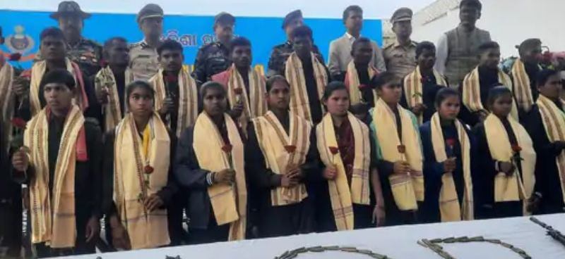 नक्सल नेटवर्क को बड़ा झटका, 22 नक्सलियों ने किया सरेंडर