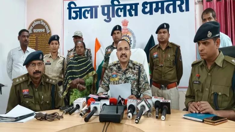 पांच लाख की इनामी महिला माओवादी ने किया आत्मसमर्पण