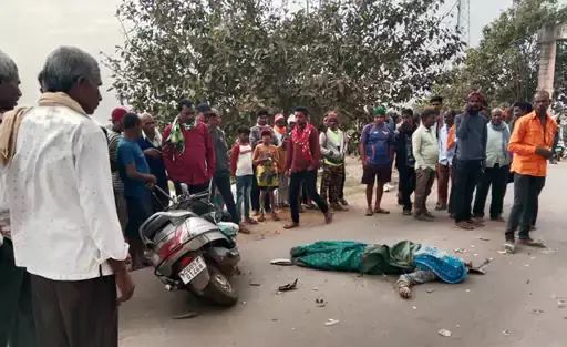 तेज रफ्तार हाइवा की चपेट में आने से शिक्षिका की मौत, स्कूटी से जा रही थी मायके