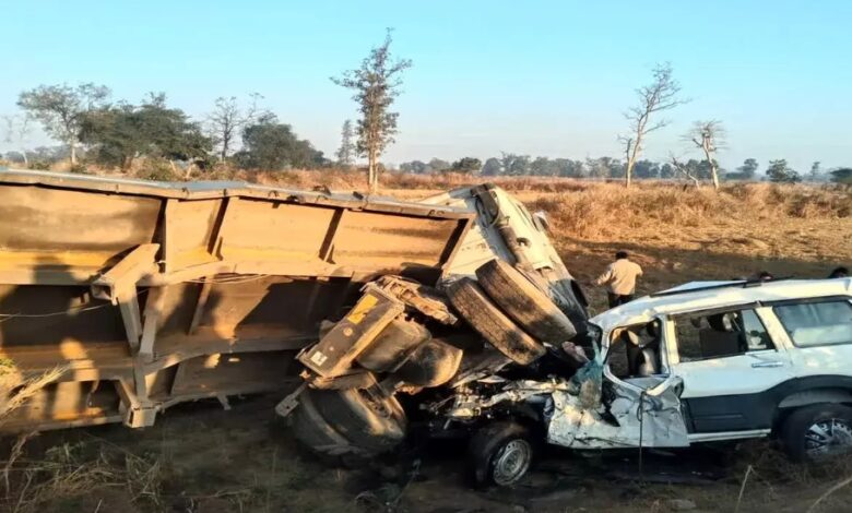 भीषण सड़क हादसा, स्कॉर्पियो-ट्रेलर की टक्कर में 6 लोग गंभीर रूप से घायल