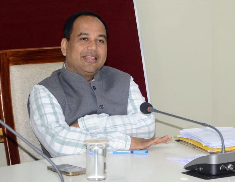 सभी अधिकारी और कर्मचारी बायोमेट्रिक उपस्थिति अनिवार्य रूप से दर्ज करेः डॉ. गौरव सिंह