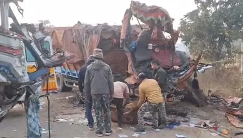 कांकेर में भीषण सड़क हादसा : दो ट्रकों की आमने सामने से टक्कर में तीन लोगों की मौत