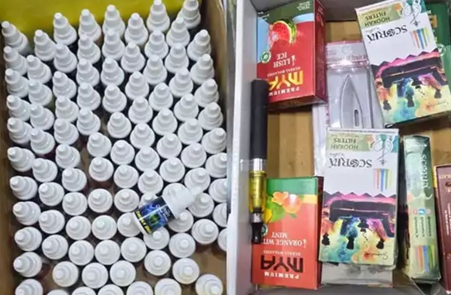 आबकारी उड़नदस्ता ने ई-सिगरेट और फ्लेवर लिक्विड किया जब्त, दो दुकान संचालक गिरफ्तार