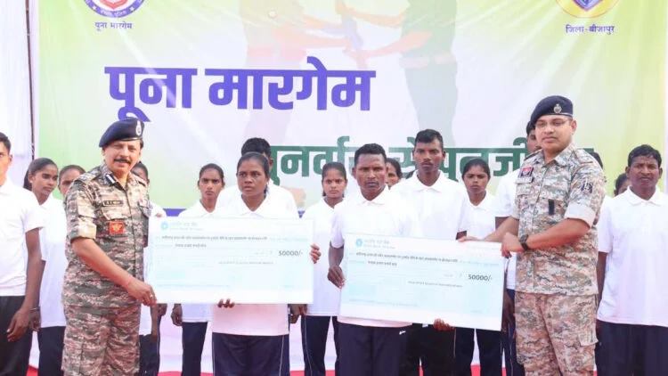 अमित शाह के दौरे के पहले दिन सुकमा में 21 और बीजापुर में 30 नक्सलियों ने किया समर्पण