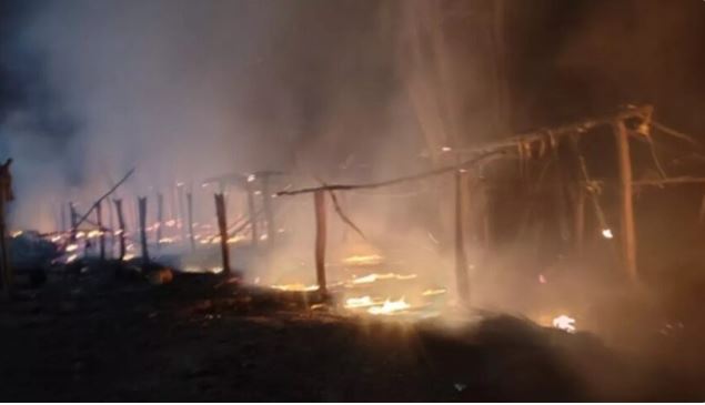 मैनपाट के टाइगर पॉइंट पर भीषण आग, दर्जनभर झोपड़ीनुमा दुकानें जलकर खाक