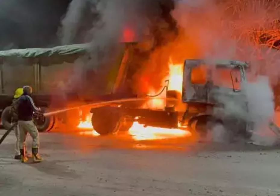 कोयला लोड ट्रेलर में लगी आग, स्टेडियम रोड की घटना