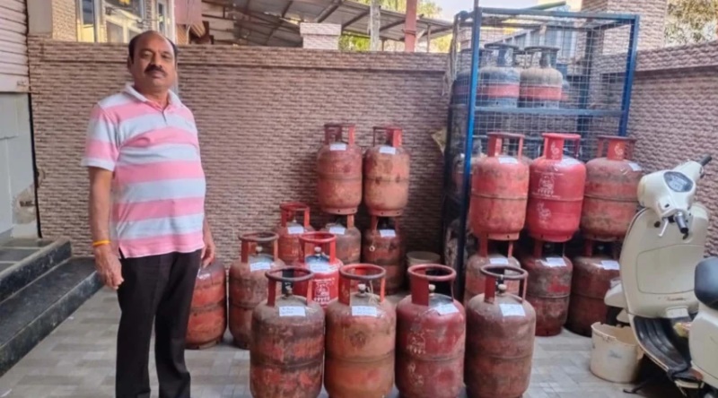 गरियाबंद में घरेलू गैस सिलेंडरों के दुरुपयोग पर छापेमारी, 19 सिलेंडर जब्त
