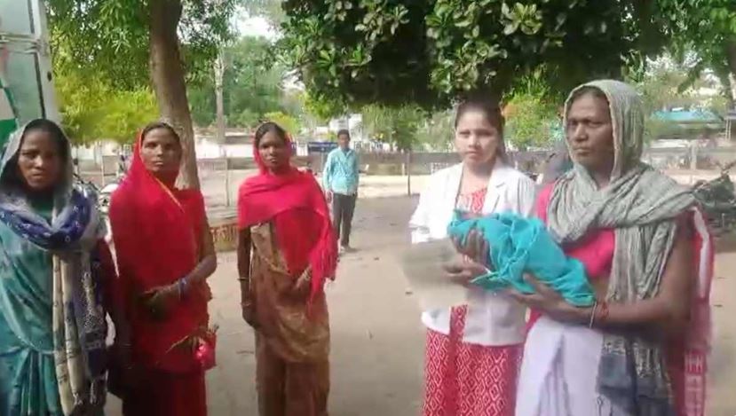 जन्म के बाद नवजात को छोड़कर फरार हुई महिला, ग्रामीणों ने बचाई जान
