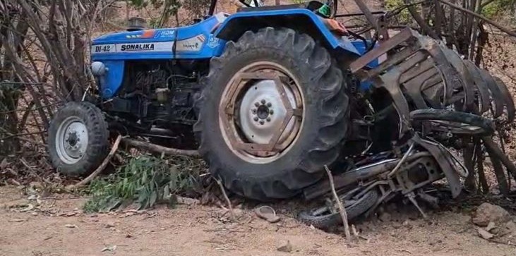 ट्रैक्टर की चपेट में आने से बाइक सवार की मौत, दो युवक गंभीर