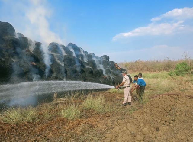 छत्तीसगढ़ में यहां लगी भीषण आग, सैकड़ों ट्रक पैरा जलकर खाक, लाखों का नुकसान