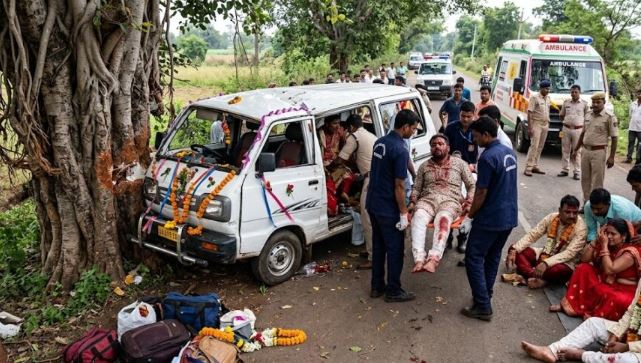 भीषण सड़क हादसा: बारातियों से भरी इको वैन पेड़ से टकराई, मची चीख पुकार