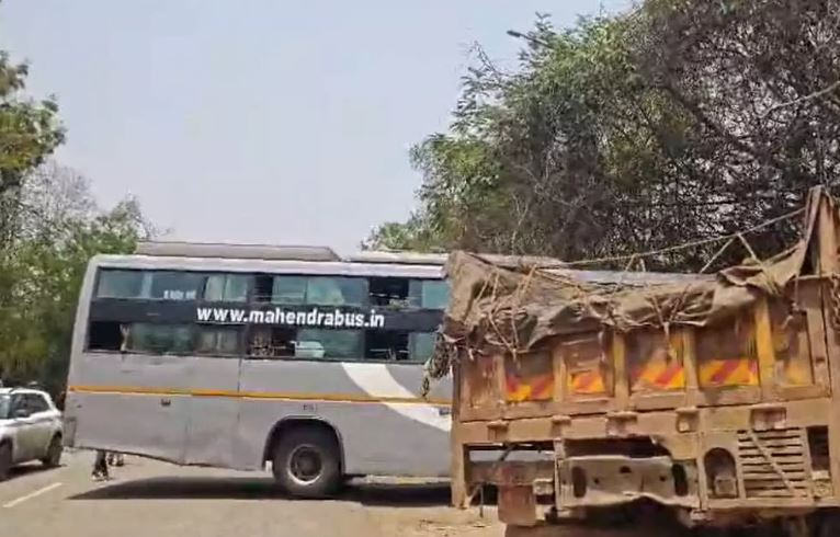 रफ्तार का कहर: NH-30 पर बस-ट्रक में भिड़ंत, हादसे में एक दर्जन से अधिक यात्री जख्मी