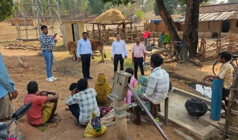 सोलर से रोशन गांवों में पहुंचेगी स्थाई बिजली... मौके पर पहुंचे बिजली कंपनी के प्रबंध निदेशक