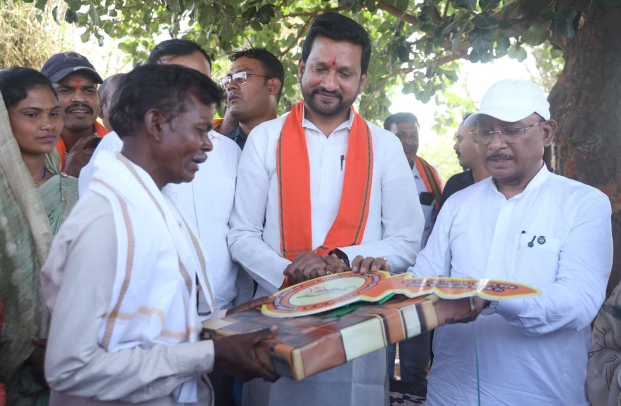 सुशासन तिहार: मुख्यमंत्री साय ने पीएम जनमन के हितग्राही को सौंपी खुशियों की चाबी