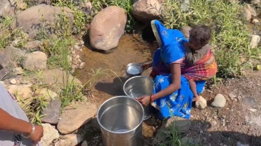 पहाड़ी कोरवा जनजाति दूषित नदी का पानी पीने को मजबूर