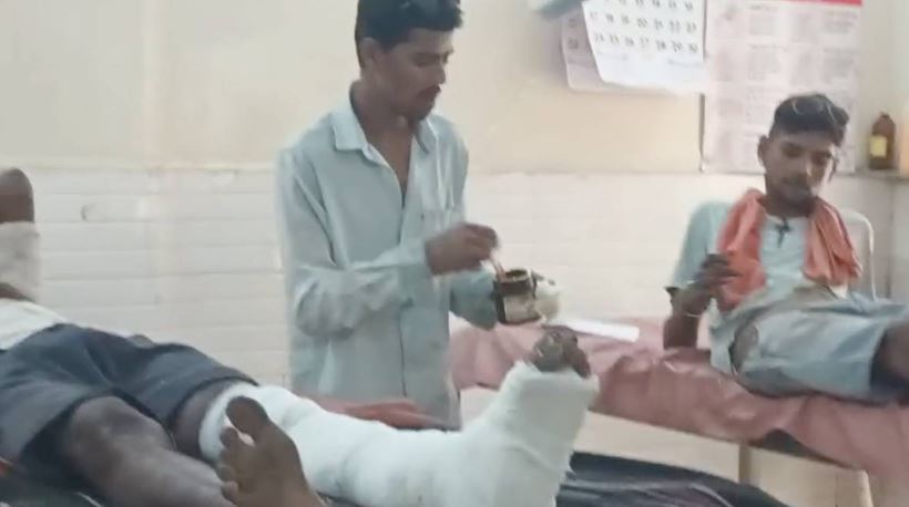 मेडिकल कॉलेज अस्पताल में बड़ी लापरवाही : स्टाफ नहीं मिला तो मरीज के दोस्त ने की ड्रेसिंग