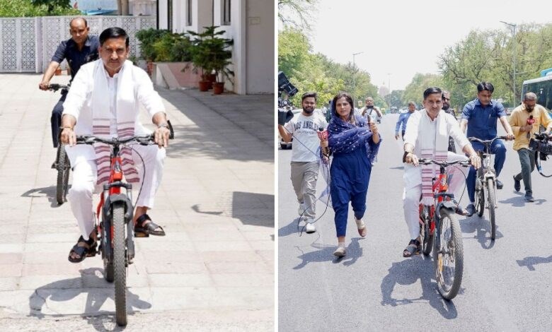 पर्यावरण संरक्षण की पहल, साइकिल चलाकर मंत्रालय पहुंचे केंद्रीय राज्य मंत्री तोखन साहू