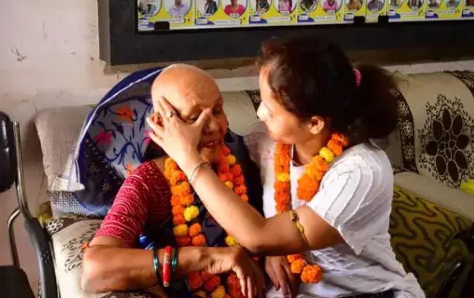 युवती के लिए भगवान का रूप है प्रेमानंद महाराज, भविष्यवाणी से लापता मां मिल गई
