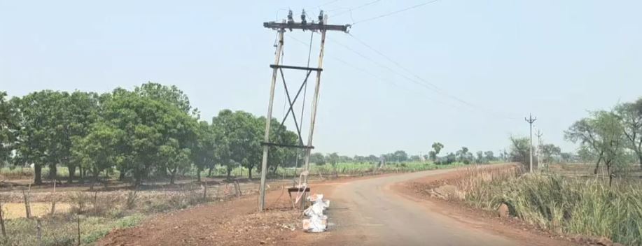 ठेकेदार ने बनाया अजूबा सड़क, सरकार की हो रही फजीहत