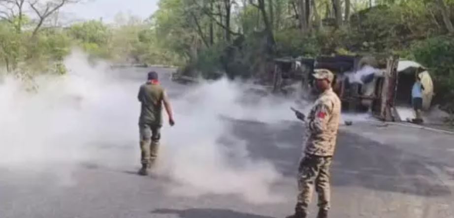 ब्रेक फेल होने से ऑक्सीजन टैंकर पलटा, केशकाल घाट में हड़कंप