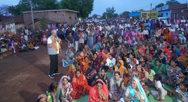 खपरीकला में जनता के बीच पहुंचे सांसद बृजमोहन, माइक लेकर पूछा- योजनाओं का लाभ मिल रहा है कि नहीं?