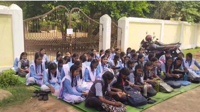 शिक्षकों की कमी पर फूटा ग्रामीणों का गुस्सा, तीन स्कूलों में जड़ा ताला