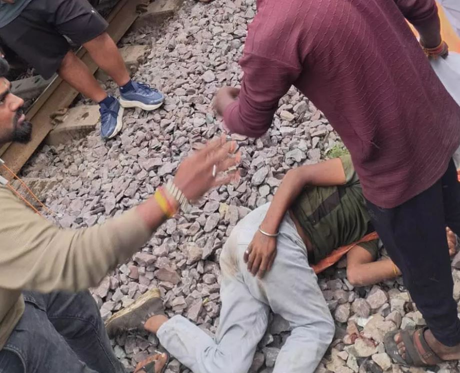 रायपुर में ट्रेन के सामने कूदा युवक