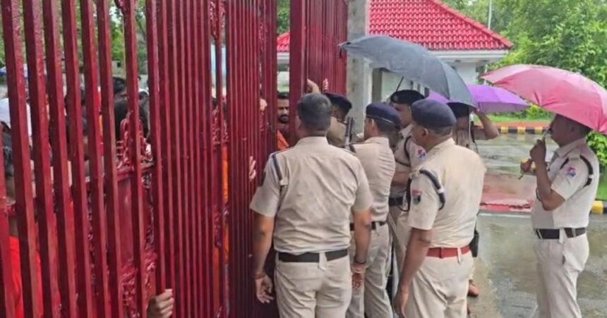सावन में ट्रेनें रद्द होने पर फूटा श्रद्धालुओं का गुस्सा, बरसते पानी में जीएम और डीआरएम कार्यालय का घेराव