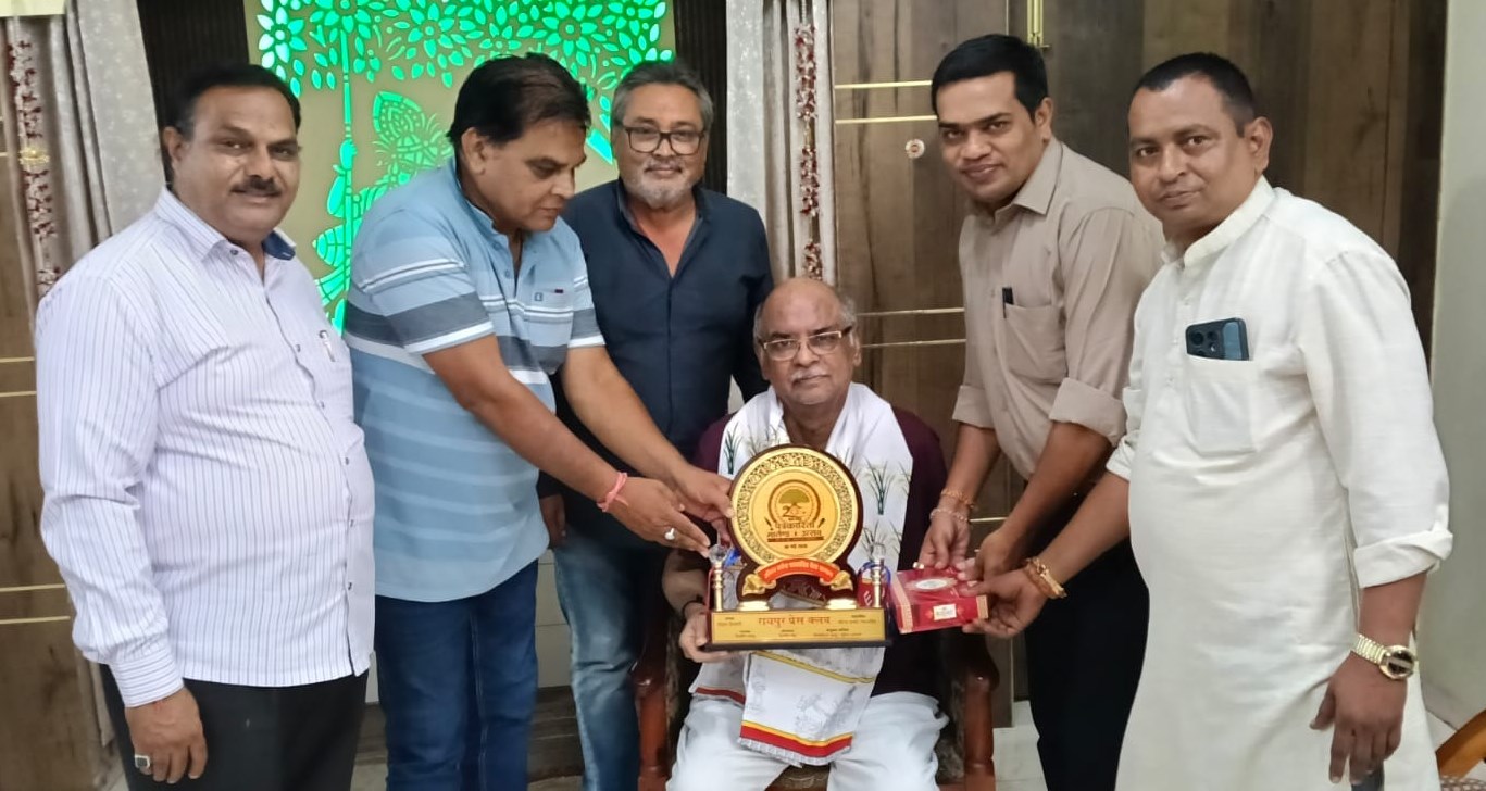वरिष्ठ पत्रकार ओपी शर्मा एवं राजेश शर्मा को निवास पर जाकर किया गया सम्मानित