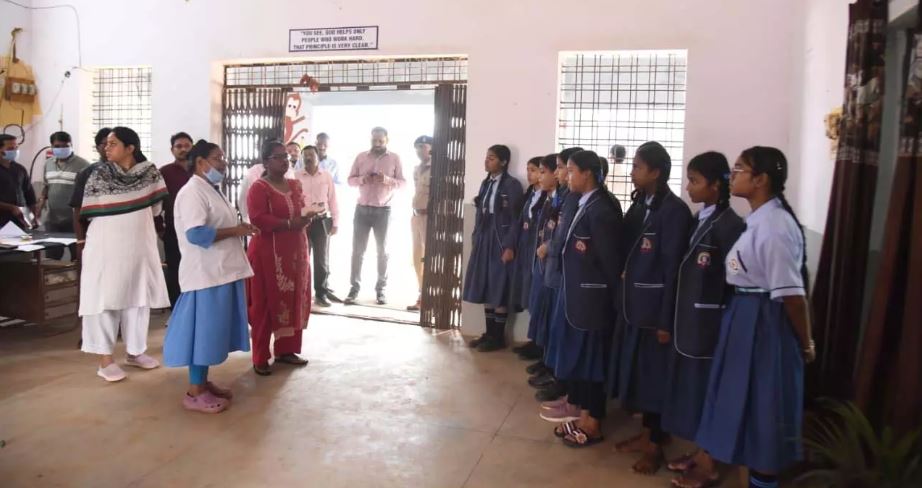 कलेक्टर ने धनोरा में एचपीवी वैक्सीनेशन कैंप का किया निरीक्षण