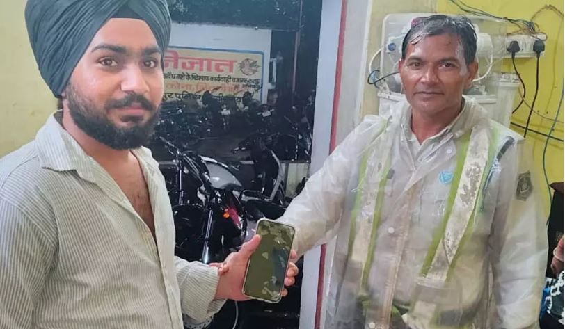 सड़क पर मिला कीमती iPhone, ट्रैफिक पुलिस ने तलाश कर असली मालिक को लौटाया