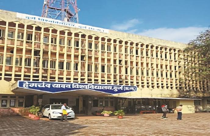दुर्ग यूनिवर्सिटी के कुलसचिव को हाईकोर्ट से झटका, FIR रद्द करने की याचिका खारिज