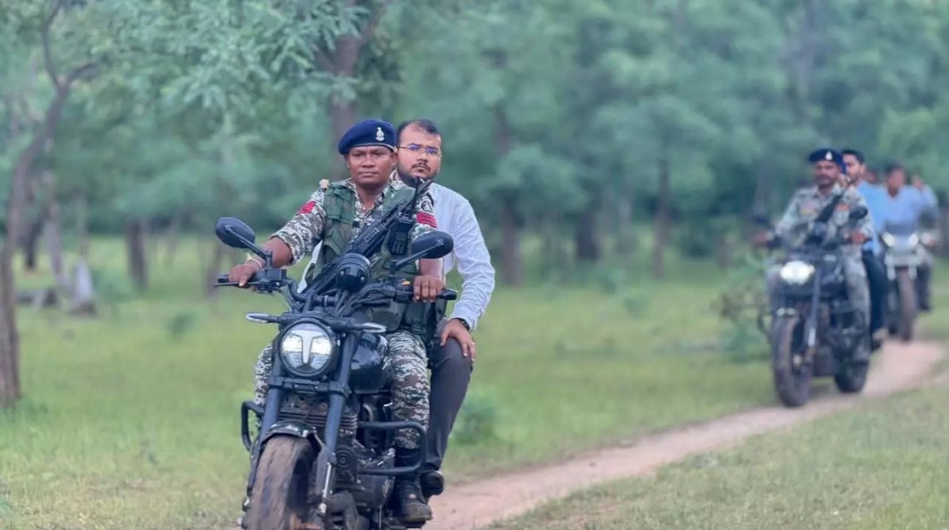 दो दिन पहले ट्रैक्टर से सुकमा पहुंचे ग्रामीण, दो दिन बाद बाइक से गांव पहुंचे कलेक्टर: CEO