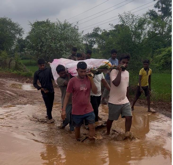 मुक्तिधाम का रास्ता बना दलदल, अंतिम यात्रा में भी कीचड़ और गड्ढों से जूझ रहे ग्रामीण