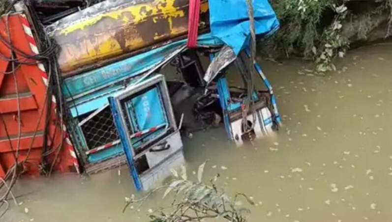 60 फीट नीचे नाले में गिरा ट्रक, केबिन में फंसे ड्राइवर की मौत
