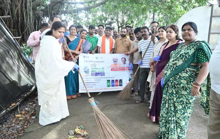 सेवा संकल्प अभियान के तहत बंधवा तालाब में स्वच्छता अभियान एवं वृक्षारोपण