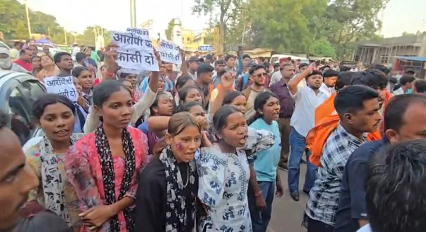 बालोद एसिड अटैक : आरोपियों का मुंडन कराकर पैदल कोर्ट ले गई पुलिस, कोर्ट के बाहर भारी हंगामा, आक्रोशित भीड़ ने की फांसी देने की मांग