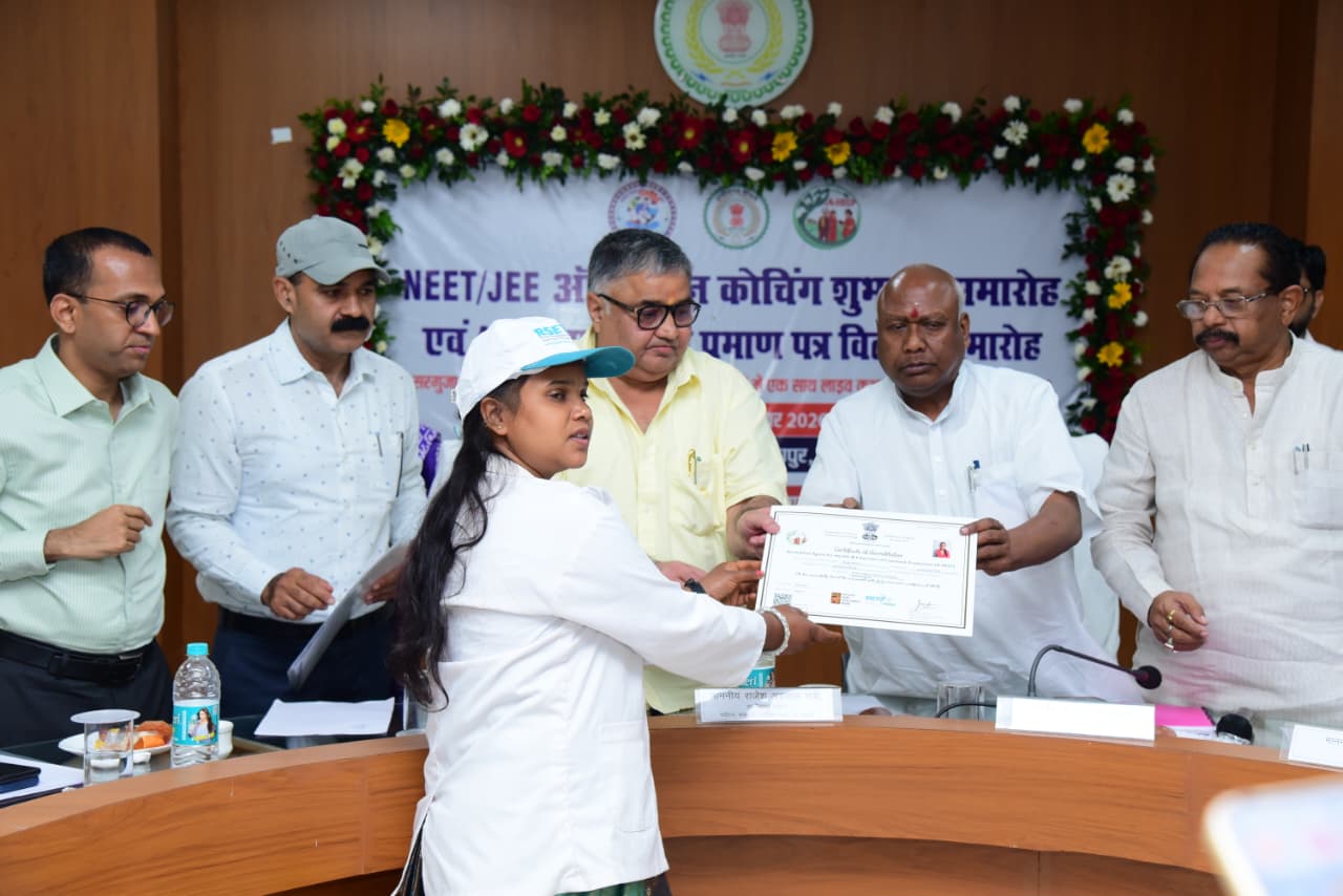 सही अवसर और मार्गदर्शन मिले तो सरगुजा के बच्चे भी बना सकता है अपनी पहचान: मंत्री राजेश अग्रवाल