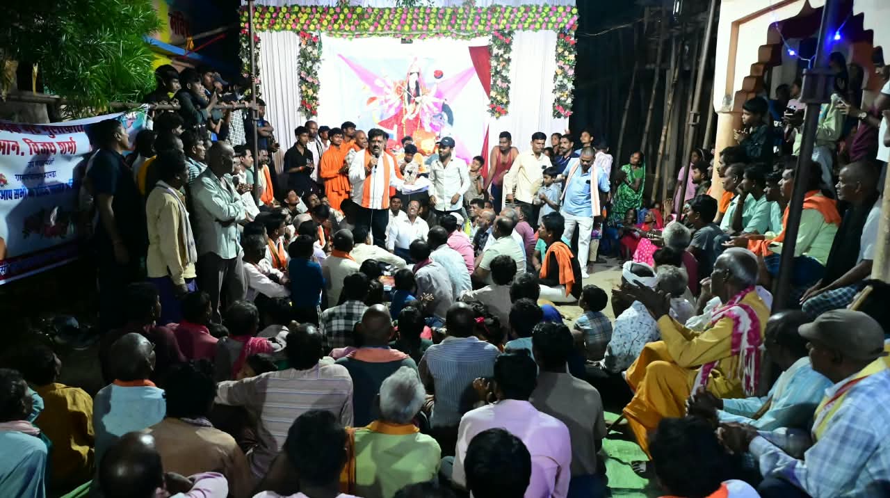 दुर्गा पंडाल के पास बैठकर उप मुख्यमंत्री विजय शर्मा ने सुनीं ग्रामीणों की समस्याएं