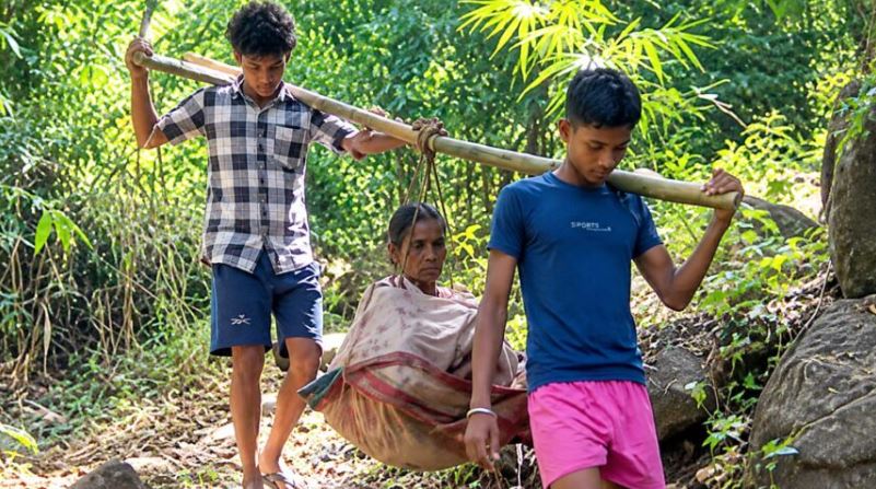 सड़क नहीं, एंबुलेंस नहीं बीमार महिला को कांवड़ में उठाकर पहाड़ से नीचे लाए ग्रामीण, विकास के दावों पर उठे सवाल