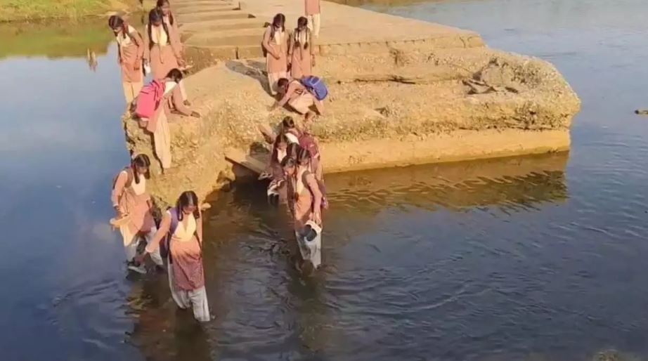 जान हथेली पर रखकर स्कूल जा रहे बच्चे, टूटे एनीकट से गुजरने को मजबूर